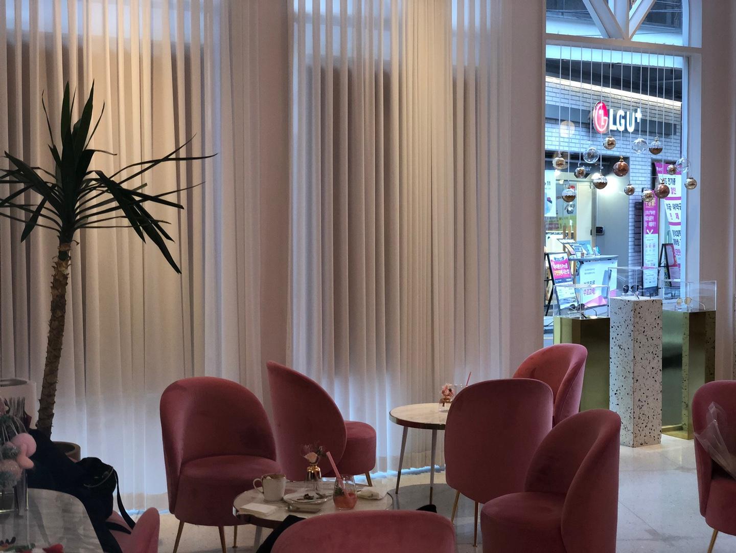 係眼鏡鋪同時又係一間咖啡廳？弘大「CARIN LOUNGE」探訪記，超靚打卡風格但...甜品令人差強人意